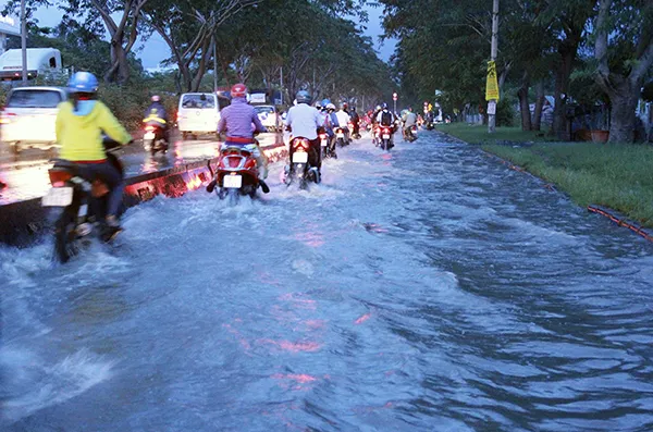 Triều cường đạt đỉnh, nhiều tuyến đường bị ngập ảnh 12